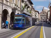 Der Translohr APS 15 war am 16.09.2012 nach Guizza unterwegs, und wurde von mir in der Vias Beato Luca Belludi bennant nach einem italienischen Nationalheiligen fotografiert. Im Hintergrund ist die Basilika des Heiligen Antonius von Padua zu sehen. Sie wurde zwischen 1232 und  Mitte des 14. Jahrhunderts im romanisch-gotischen Stil errichtet, und beinhaltet  das Grab des heiligen Antonius von Padua. Der Altarraum ist gepr�gt von den Werken Donatellos.