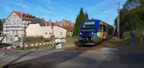 Arbeitsteilung in Saargem�nd...

SNCF Wal 73 909 hat vor wenigen Sekunden den Bahnhof von Saargem�nd verlassen.
Normalerweise beherrschen die Triebwagen der Saarbahn das Geschehen.

Die beiden Wale (hinten noch 73 916) passieren den B� 2 im Stadtgebiet und fahren weiter nach Saarbr�cken Hbf. In ca. 300 Metern �berfahren sie die Grenzbr�cke �ber die Saar. Man kann noch erahnen, dass die Strecke hier zweigleisig war.

Wegen Arbeitsteilung. Ich habe mal von Vorne ausgel�st, Ivie �bernahm den Nachschu�.

(KBS 684) in Saargem�nd am 15.09.2011
 
