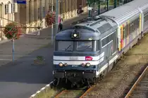 Ein  Oldtimer  der SNCF in Sarreguemines...

67521 hat ihren Schnellzug p�nktlich aus Strasbourg nach Saargem�nd gebracht.

Ein paar Kratzer hat die �ltere Dame schon ab bekommen aber ansonsten scheint sie noch sehr r�stig.

Positiv f�llt am Rande auf. Der saubere und mit Blumen geschm�ckte Bahnsteig
und dass es noch Toiletten f�r die Bahnbenutzer gibt.

Ein klares Votum f�r mit Personal besetzte Bahnh�fe inkl. Fahrkartenschalter usw.
15.09.2011
