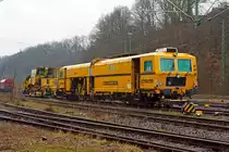 Plasser & Theurer Universalstopfmaschine 08 - 275 Unimat 3S Y (Schweres Nebenfahrzeug Nr. 97 43 41 523 17 - 9) und die Deutsche Plasser Schotterverteil- und Planiermaschine SSP 110 SW (Schweres Nebenfahrzeug Nr. 97 16 40 549 18 - 6) der DGU (Deutsche Gleisbau Union), abgestellt am 10.03.2013 in Betzdorf/Sieg.

Die  Stopfmaschine wurde 2001 unter der Masch.-Nr. 1172 bei Plasser & Theurer in Österreich gebaut, der Schotterpflug wurde 1995 unter der Masch.-Nr. 607  bei der Deutsche Plasser gebaut.

Die Universalstopfmaschine 08 - 275 Unimat 3S Y:

Die Maschine ist eine halbautomatisch arbeitende Nivellier-, Hebe-, Richt- und Stopfmaschinen. Sie dient zum Stopfen von Weichen und Gleisen, sie bearbeitet auch Gleise mit Y-Schwellen. 

Technische Daten: 
Eigengewicht: 78 t
Länge über Puffer: 28.000 mm
Achsanzahl: 5 
Motorleistung: 348 kW
Fahrgeschwindigkeit mit Eigenantrieb: 100 km/h
zul. Streckenklasse: B2 oder höher

Die Schotterverteil- und Planiermaschine SSP 110 SW:

Schotterpflüge werden vor oder nach dem Stopfen des Gleises eingesetzt. 
Die Maschinen bewirken eine optimale Schotterverteilung und Formen das Profil des Schotterbettes. Dies ist notwendig für den Seitenwiederstand des Schotterbettes. Der Schotterpflug SSP 110 SW ist mit einem Schotterbunker von 5 m³ ausgestattet, überschüssiger Schotter wird hier zwischengelagert und bei Bedarf wieder auf das Gleisbett abgegeben. Der Schotterpflug SSP 110 SW kann sowohl für Gleis- als auch Weichenschotterplanierarbeiten eingesetzt werden.

Technische Daten: 
Eigengewicht: 37 t
Länge über Puffer: 17.500mm
Achsanzahl: 2 
Motorleistung: 235 kW
Fahrgeschwindigkeit mit Eigenantrieb: 90 km/h
zul. Streckenklasse: B2 oder höher
