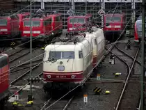 103 235-8 und ihre Schwester 103 113-7 stehen am 03.03.13 in Frankfurt am Main Bw 1