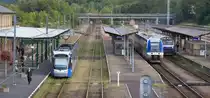 Die Saarbahn verbindet......

das Saarland und Lothringen, Deutschland und Frankreich. Aber es fehlt immer noch an einem gemeinsamen Saar-Lor-Lux Verkehrskonzept, auch die  Einfahrsteuer  f�r Z�ge aus Deutschland ab dem 2. Bahnhof des SNCF Netzes tr�gt nicht zur Harmonisierung bei.

Optisch passt sich die Saarbahn allerdings gut an die Fahrzeuge des SNCF an.

Gegen 18.15 Uhr hat sich der Bahnhof von Saargem�nd gef�llt.

Der Schnellzug aus Strasbourg wurde schon aufs Abstellgleis rangiert.

Zu sehen sind Triebwagen 1019 der Saarbahn, SNCF Ter 76 538, kam aus Bitche und SNCF Ter 4773, kam aus B�ning.

15.09.2011