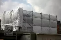 Ist diese �berdimensionale  Plastikt�te  ein Bahnbild ? ja, denn darunter verbirgt sich der neue  Treppenaufgang und Aufzug zum zuk�nftigen  S-Bahnsteig Radebeul West, der als Mittelbahnsteig ausgef�hrt ist. 10.03.2013  11:17 Uhr, leider verkroch sich die Sonne schon wieder.