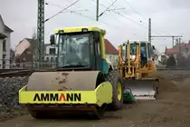Noch geh�rt das Planum f�r die neue S-Bahnstrecke den Baumaschinen, aber die Bodenverdichtung hat begonnen. heute , am Sonntag den  10.03.2013 gegen 10:35 Uhr  genie�en  die Baumaschinen  allerdings Sontagsruhe. 