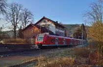 Der 425 713-5 mit dem sch�nen Namen Sinsheim(Elsenz)verl�sst gerade den Bahnsteig Gleis 1 in Neckargerach auf seinem Weg nach Mosbach Baden als S2 am Samstag den 2.3.2013