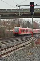 Ein aus Dortmund kommender S5/S8 Zug verl�sst gerade den Bahnhof Korschenbroich, an seiner Spitze ist der 422 526-4 nach M�nchengladbach zu sehen. 10.3.2013