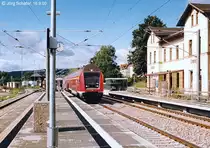 Am 16.9.00 war der Bahnhof Orlam�nde schon grundlegend erneuert worden: Der Doppelstock-RE nach Jena h�lt am neuen Mittelbahnsteig zwischen den Gleisen 2 und 3. Links zweigt das Gleis nach P��neck ab.