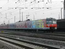 Eine Doppeleinheit ET 420 f�hrt aus dem Bahnhof Mainz-Bischofsheim aus und passiert gerade den Rangierbahnhof, 08.03.2013. 