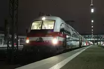Eine meiner Lieblingsloks zur Zeit: 1216 020 im M�nchner Hbf am Abend des 30.09.2012