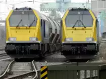 Gleich zwei Voith Maxima 40 CC sind am 08.03.2013 im G�terbahnhof Mainz-Weisenau abgestellt. Im Hintergrund erkennt man den Ladekran des Mahlwerks der Heidelberger Zementwerke.
