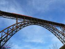 Blick vom Tal der Wupper auf die zwischen Solingen und Remscheid gelegene M�ngstener Br�cke �ber die gerade ein Triebzug der DB Reihe 628 von Solingen nach Wuppertal f�hrt.
Diese 1897 er�ffnete st�hlerne Bogenbr�cke ist mit 107 Metern H�he die h�chste Eisenbahnbr�cke Deutschlands.

06.03.2013 Solingen-M�ngsten