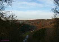 Noch fahren die Triebz�ge der DB Baureihe 628 als RB 47 von Solingen nach Wuppertal �ber die M�ngstener Br�cke.
Diese 1897 er�ffnete st�hlerne Bogenbr�cke �ber das Tal der Wupper ist mit 107 Metern H�he die h�chste Eisenbahnbr�cke Deutschlands.

06.03.2013 Solingen-M�ngsten 