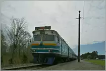 Der Morgen-Zug 231 Tallinn (ab 6.54) ist in P�rnu (an 9.42) eingetroffen. 
Trotz der etwas trostlosen Bahnanlage eines sich irgenwo im Gel�nde verlaufenden Gleises und der weit vom Ort entfernten Endstation P�rnu ohne Empfangsgeb�ude steigen doch �berraschend viele Reisende aus. 
3. Mai 2013