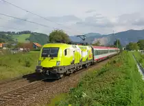 Die 1116 033  Telekom Austria  war von 2008 bis 2010 in dieser Aufmachung unterwegs und wurde Zitrone aber auch Limone gennant. 

Dieses Foto entstand am 13.09. 2009 und zeigt die besagte Lok vor dem OIC 155  Superfund  von Wien nach Graz in St�bing.