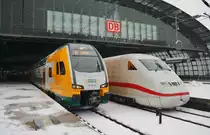 Hier links 445 111-8 als RE2 (RE37366) von Wismar nach Cottbus und rechts 808 009-2  Riesa  als ICE558 von Berlin Ostbahnhof nach K�ln Hbf. mit 808 029-3  Templin  als ICE548 von Berlin Ostbahnhof nach D�sseldorf Hbf., diese beiden Triebz�ge begegneten sich am 10.3.2013 in Berlin Hbf. 