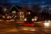 Zur blauen Stunde �berquert der letzte Zug vom Brocken in Wernigerode die Stra�enkreuzung Friedrichstra�e/Westernstra�e/Ilsenburger Stra�e/Salzbergstra�e. Zuglog ist die 99 7247. (03.03.2013)