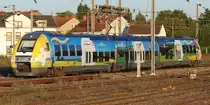 September / Nicht nur das Laub wird bunter.......II

Viele Z�ge und Triebwagen in Frankreich locken schon l�nger die Fahrg�ste im bunten Design.
Bombardier Triebwagen SNCF 27725 beim Umsetzten im Bahnhof von Bouzonville.

Nachdem die Fahrg�ste ausgestiegen sind setzt der Triebwagen um und f�hrt leer zur�ck nach Thionville und der Fahrdienstleiter in Bouzonville kann Feierabend machen. Obwohl nur 2 Personenz�ge am Tag in Bouzonville verkehren, verkauft er auch Fahrkarten.

Strecke Thionville - Falck -B�ning (Thionville - �berherrn) am 22.09.2011
Personenverkehr nur zwischen Thionville und Bouzonville.