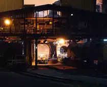 Hier wird Stahl gekocht....

abgef�llt und den Bestimmungsorten zugef�hrt.

Die Torpedowagen links (mit den 3stelligen Nummern) sind f�r den internen H�ttenverkehr gedacht, die Torpedowagen rechts f�r den Verkehr �ber das DB Netz (V�lklingen).

Dillinger H�tte 20.09.2011