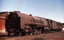 Eine Kondenslokomotive der Reihe 25 (Achsfolge 2'D2') im Depot Kimberley (November 1976). Die Lokomotiven wurden für die Strecken durch die wasserarme Karoo von Henschel und North British 1953/54 gebaut. Beim Anblick dieser gewaltigen Maschinen (Gesamtachsstand Lok und Tender 29.000 mm, indizierte Leistung ca. 3.400 PS) vergaß man, dass sich um Lokomotiven auf Kapspur (= 1.067 mm) handelt. Leider waren zu diesem Zeitpunkt nur noch wenige Maschinen vorhanden, die meisten waren bereits zu 25NC (= non condens) umgebaut.