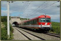 IC 559 „Stadt Bruck an der Mur“ von Wien nach Graz mit Steuerwagen 6010 020 voraus bei der Ausfahrt aus dem Busserltunnel kurz vor Pfaffst�tten am 15.8.2006