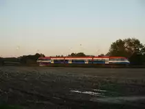 4 Wochen waren es noch als dann die Prignitzer Eisenbahn von der KBS412 Enschede-Dortmund von er DB REGIO abgel�st wurde. bei Abendd�mmerung in Lasterfeld f�hrt der 643.13 weiter und erreicht in k�rze Epe. 15.11.2011