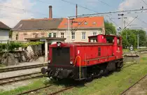 Sisak in Kroatien am 19.5.2011.
Betriebspause f�r die Jenbacher Rangierlok der HZ 2132 305.