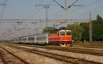 Ein schmucker Zug der HZ f�hrt mit Zuglok 1142.009 in den Bahnhof
Streznevojna Vepolje ein. Es handelt sich dabei am 19.5.2011 um den 
Intercity nach Zagreb.