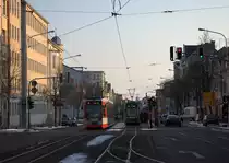 Halle Reileck Bild 4: TW 625 als Line 12 nach Trotha begenet TW 635 als Linie 6E unterwegs um  15:53 Uhr am 15.03.2013. 