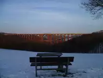 Kleiner Zug, Gro�e Br�cke:) Ein 650er der Vogtlandbahn fuhr am abend, des 16.03.13 auf der G�ltzschtalbr�cke in Mylau.