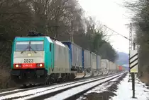 Die Cobra 2823 kommnt bei Schnee die Gemmenicher-Rampe hoch von Aachen-West und f�hrt in Richtung Montzen/Belgien mit einem LKW-Zug aus Novara(I) nach Zeebrugge(B).
Aufgenommen an der Montzenroute am Gemmenicher-Weg am Kalten 15.3.2013.
