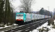 Die Cobra 2834 kommt bei Schnee die Gemmenicher-Rampe hoch von Aachen-West und f�hrt in Richtung Montzen/Belgien mit einem  einem langen Maersk-Containerzug aus Leipzig nach Antwerpen(B) bei Wolken am Kalten 15.3.2013.