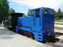 K� 0472 (LKM Babelsberg 250 480 / 1969) steht im Sommer 2012 mit einem Zug abfahrtbereit im Kleinbahnhof von Wei�wasser (sorbisch: Bela Woda)