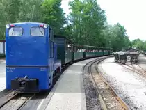 K� 0472 (LKM Babelsberg 250 480 / 1969) steht im Sommer 2012 mit einem Zug abfahrtbereit im Kleinbahnhof von Wei�wasser (sorbisch: Bela Woda)