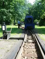 Die Weiche wird f�r K� 0472 (LKM Babelsberg 250 480 / 1969) an der Endstation Bad Muskau (sorbisch: Muzakow) umgestellt. Sommer 2012