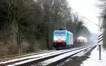 Die Cobra 2843 gr��t mit Hupe und kommt bei Schnee mit viel viel Sand die Gemmenicher-Rampe hochgefahren aus Aachen-West und f�hrt in Richtung Montzen/Belgien mit einem Kurzen gemischten G�terzug aus K�ln-Gremberg nach Antwerpen-Noord(B). Aufgenommen an der Montzenroute am Gemmenicher-Weg bei Wolken am Kalten 15.3.2013.