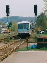 Im Juni 1996 war der Regionalverkehr....

im Saarland auf nicht elektrifizierten Strecken in der Hand der 628er und noch einiger 212er.

In Niederw�rzbach ( offiziell W�rzbach Saar ) hatte ich gerade die Regionalbahn nach Pirmasens verlassen und konnte noch einen Nachschu� am B� kurz hinter dem Bahnhof auf 628 265-1 machen.

KBS 674 - Scan vom Papierfoto