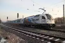 Eine fr�he und frostige Begegnung am Morgen des 08.12.2012 in Eschwege West. Der WLC  Roland  1216 955-5 beim Signalhalt in Richtung S�den mit Containerzug.