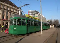 Am Fasnachts Montag wendet die Linie 15 bereits am Aeschenplatz. Hier sehen wir den Be 4/4 465 und der B 1463 an der Abfahrtshaltestelle am Aeschenplatz.