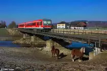 S�dostbayernbahn DB Regio 628 + 928 432 Triebwagen  Stadt Ried im Innkreis  als RB 27312 Passau - M�hldorf, Rottalbahn KBS 946 Passau - M�hldorf, fotografiert auf der Br�cke �ber den Eschbach bei der Einfahrt in Anzenkirchen am 16.03.2013