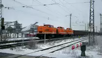 ein V 100 LOCON 3er-Pack mit der 216 an der Spitze kommt hier am Bahn�bergang nahe des Kieswerk Zeithain bei sch�nstem Winterwetter mit einem langen Kalkzug vorbei (15.3.2013)