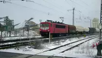 155 214-0 kommt hier am Bahn�bergang nahe des Kieswerk Zeithain mit einem gemischten G�terzug vorbei (15.3.2013)