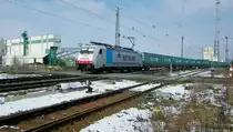 bei feinstem Fotowetter kommt METRANS 186 240 mit einem langen Containerzug hier am Bahn�bergang nahe des Kieswerk Zeithain vorbei (15.3.2013)
