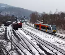 Und wieder, wie mein Freund Stefan es nennt, l�sst der Winter seinen Abfall fallen – 
Ein Stadler GTW 2/6 der Hellertalbahn kommt �ber gleichnamentlichen Hellertalbahn (KBS 462), bei leichten Schneefall, von Neunkirchen und erreicht gleich den Bahnhof Herdorf, von wo er dann weiter in Richtung Betzdorf/Sieg f�hrt. 

Links auf dem Rangierbahnhof der KSW Kreisbahn Siegen-Wittgenstein (ehem. Freien Grunder Eisenbahn AG), sind wieder sehr viele Schiebeplanenwagen f�r Coiltransporte der Gattung Shimmns abgestellt, hier ist aber Sonntagsruhe.