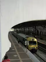 Ein EMU der KTM Komuter am 17.04.2011 im alten Bahnhof von Kuala Lumpur. Diese Z�ge wurden mittlerweile durch moderne ersetzt, Bilder folgen.