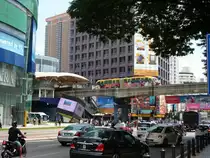 Eine Monorail mit Werbung f�r Macau verl�sste die Station Bukit Bintang am 18.04.2011 in Richtung Titiwangsa.