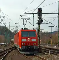 Die 185 166-6 (eine Bombardier TRAXX F140 AC 1) der DB Schenker Rail zieht am 19.01.2013 einen Kesselwagenzug durch den Bahnhof Betzdorf Sieg in Richtung Siegen.

Einen freundlichen Gru� an den Lokf�hrer zur�ck.