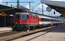Die Re 11207 hat sich am 14. Juni 2012 in Singen vor den EC aus Stuttgart gesetzt, um den Zug nach Z�rich zu bringen. Am Ende ist noch die BR 120 DB zu erkennen, welche den EC aus Stuttgart gebracht hat.