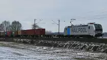 Am 13.M�rz 2013 war eine Railpool Vectron bei Elze (KBS 350) mit Containern auf dem Weg nach Stuttgart-Hafen.