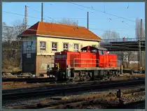 294 907-1 rollt am Stellwerk Rsf, das am s�dlichen Ende des Rangierbahnhofs Magdeburg-Rothensee liegt, vorbei. (05.03.2013)