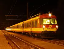 Neben dem 4010 019 (Vorheizanlage 011.040 im TS Jedlersdorf)und dem ehemals im TS-Flordisdorf f�r Testfahrten hinterstellten 4010 022 verblieb noch der 4010 009 in �sterreich. Im Sommer 2009 wurde der elegante Triebzug welche  von der �GEG erworben wurde von einer Hand voll beherzten Mitarbeitern etwas hergerichtet um f�r die Fotofahrt am 04. und 05. 10. 2010 einsatzf�hig zu sein. Auch ich durfte einen kleine Teil dazu beitragen und habe den ehemaligen Paradezug der �sterreichischen Bundesbahnen ein wenig von Graffiti befreit. 

Dieses Bild zeigt den 4010 009  als SLP 14268 bei der oben erw�hnten Fotofahrt am 04.10. 2010 bei einem Fotohalt im Bahnhof H�ttau.

